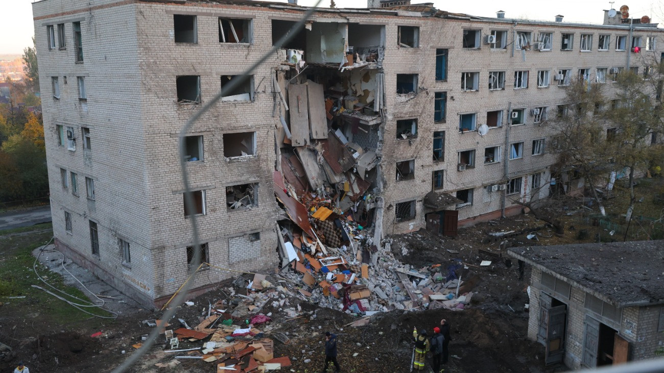 Mentõalakulatok tagjai a helyszínen, miután orosz rakétatámadás ért egy szállót Zaporizzsjában 2025. október 30-án. A támadás következtében tucatnyian megsebesültek.