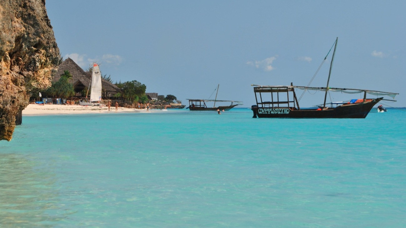 bárka Zanzibár partjainál