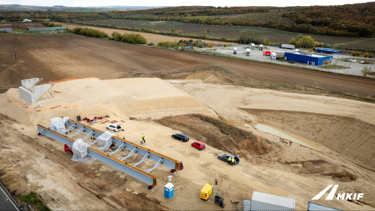 Egy épülő híd eleme az M1-es autópálya mellett.