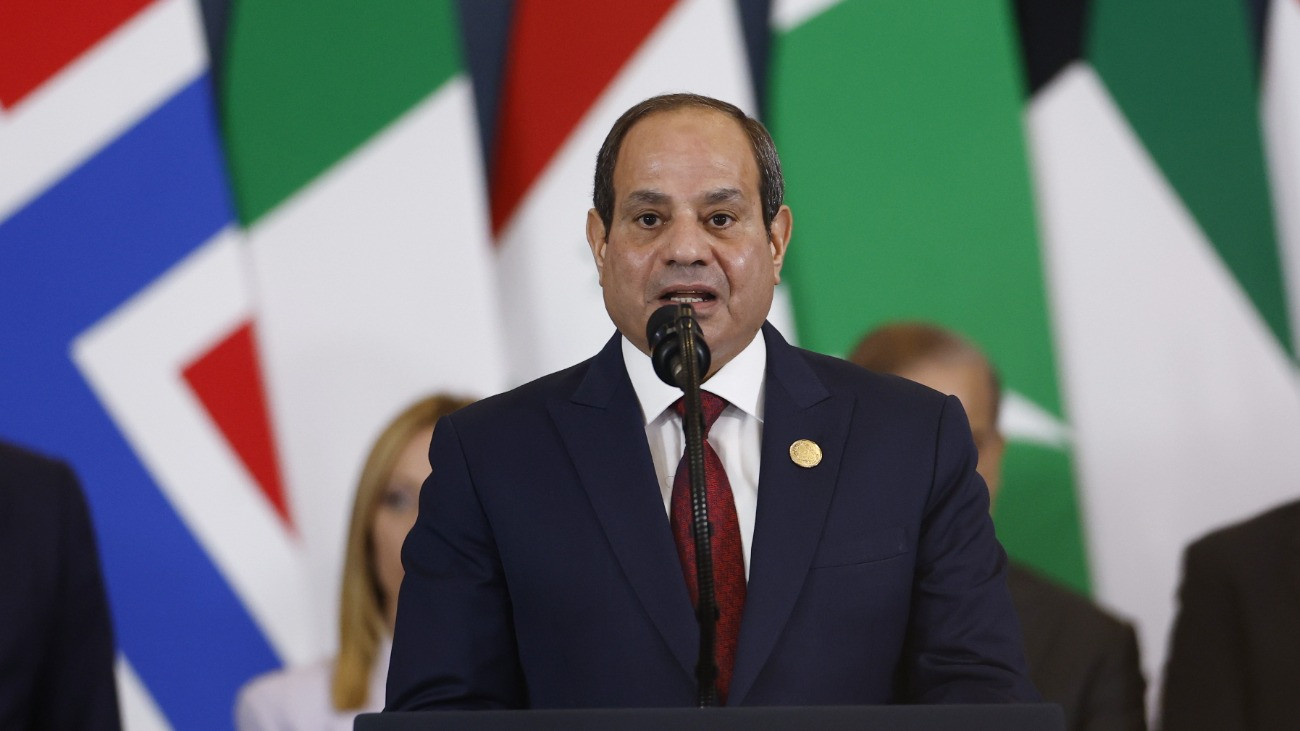 Abdel-Fattáh esz-Szíszi egyiptomi elnök nyilatkozik a sajtó képviselõinek, miután Recep Tayyip Erdogan török, Donald Trump amerikai elnökkel, valamint Tamím bin Hamad Ál Száni katari emírrel közösen aláírta a gázai tûzszüneti megállapodást az izraeli és a Hamász palesztin iszlamista szervezet küldöttsége közötti béketárgyalás helyszínén, az egyiptomi Sarm es-Sejk nemzetközi konferencia-központjában 2025. október 13-án.