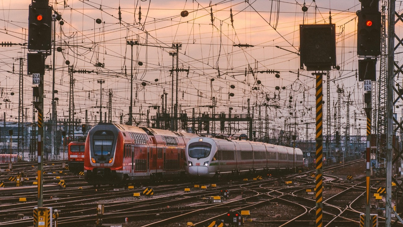 Vonatok, sínek és elektromos hálózat Németországban.