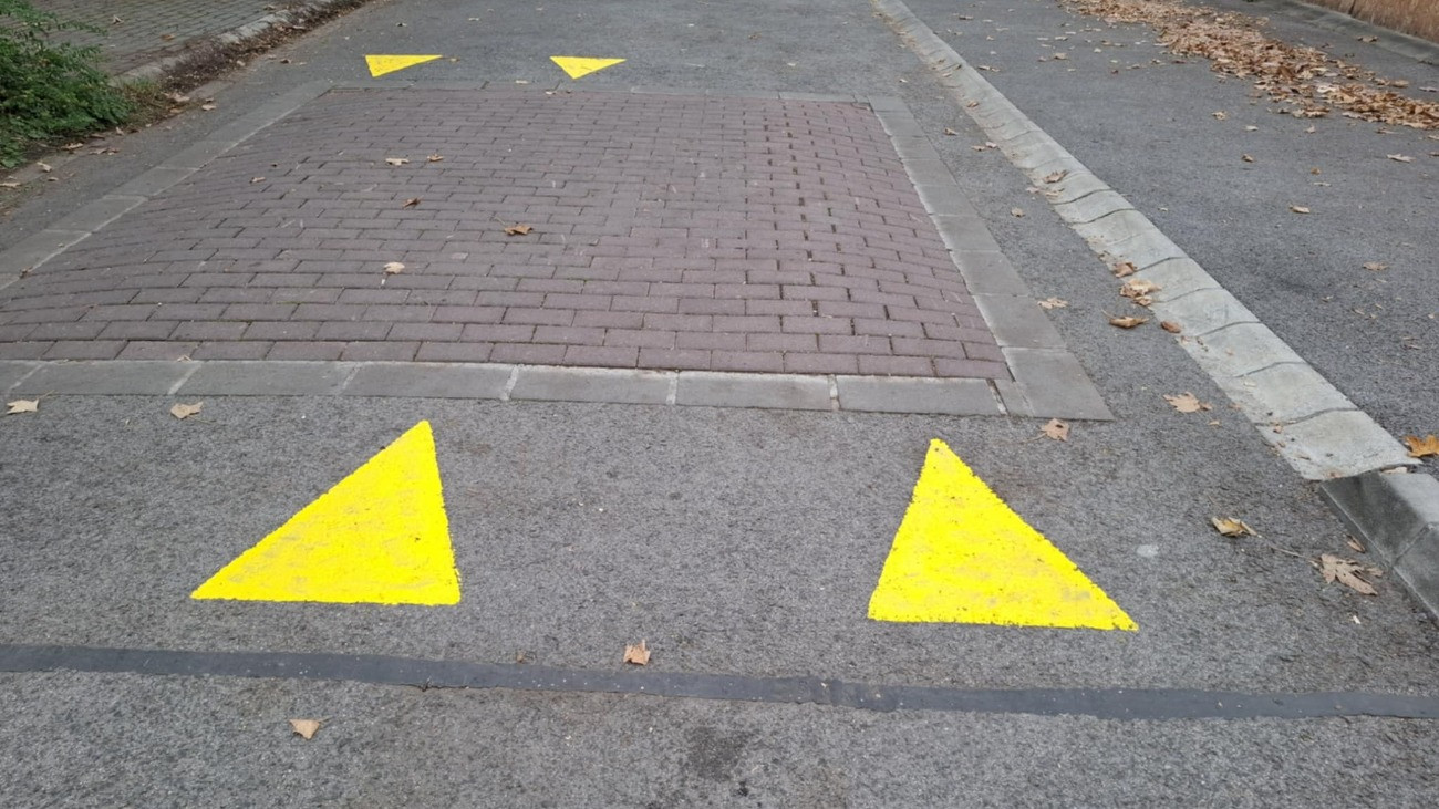 Figyelemfelhívó háromszögeket festenek az úttestre Óbudán