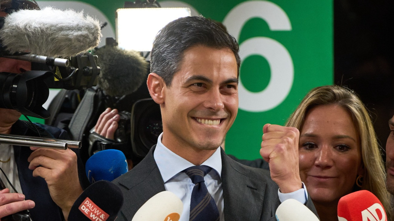 Rob Jetten, a 66-os Demokraták (D66) párt vezetõje nyilatkozik a sajtó képviselõinek Hágában 2025. október 30-án, az elõrehozott parlamenti választások másnapján. A holland hírügynökség (ANP) választási szolgálatának legfrissebb elõrejelzése szerint a liberális 66-os Demokraták és a jobboldali Szabadságpárt (PVV) fej fej mellett halad a holland parlamenti választásokon: a szavazatok 97,7 százalékának feldolgozása után mindkét párt 26 mandátumra számíthat a parlament alsóházában.