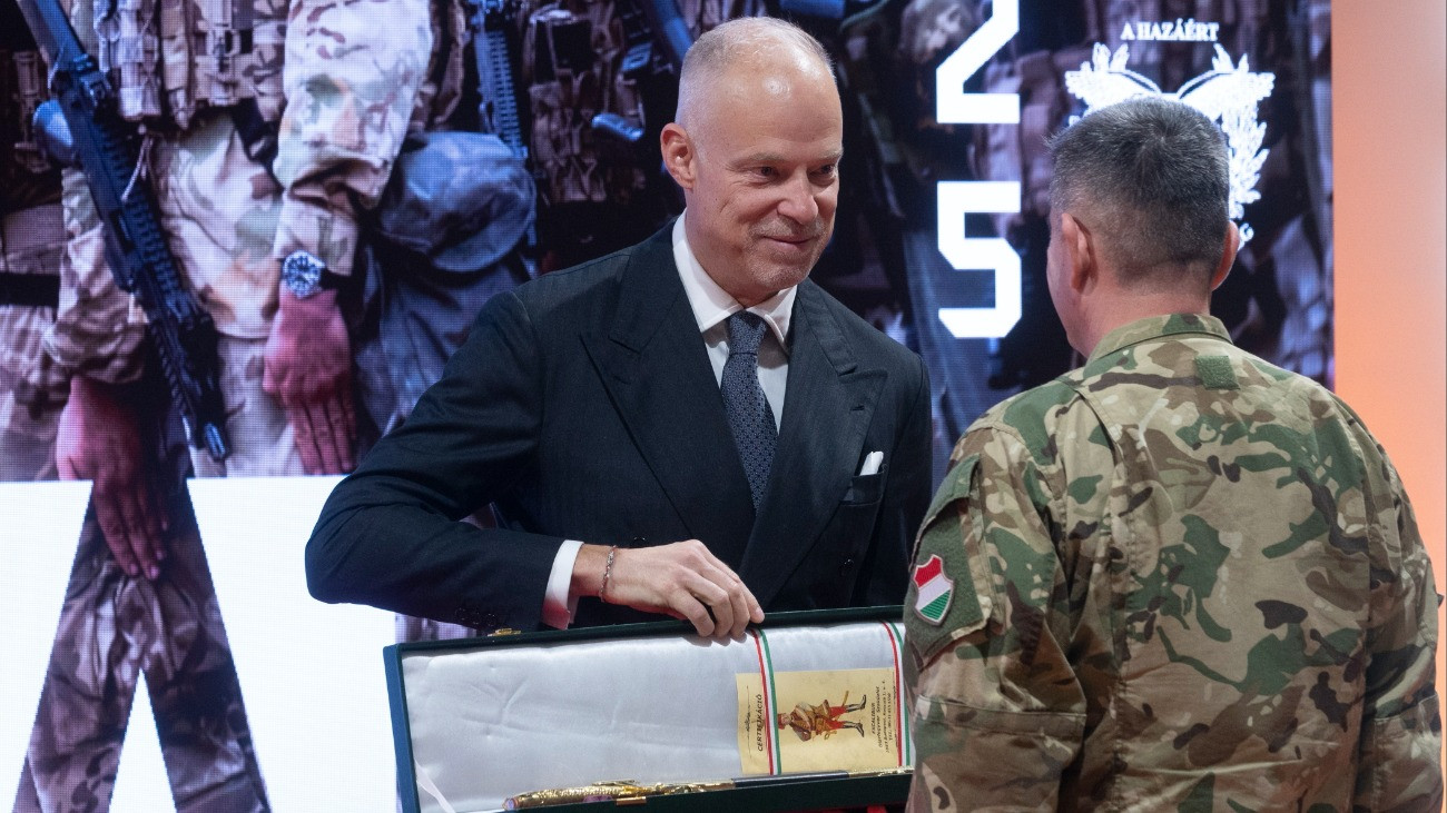 Szalay-Bobrovniczky Kristóf honvédelmi miniszter elismerést ad át a rendszerváltás óta szervezett legnagyobb katonai gyakorlat, az Adaptive Hussars 2025 zárórendezvényén a fõvárosi Bálna Honvédelmi Központban 2025. október 31-én.