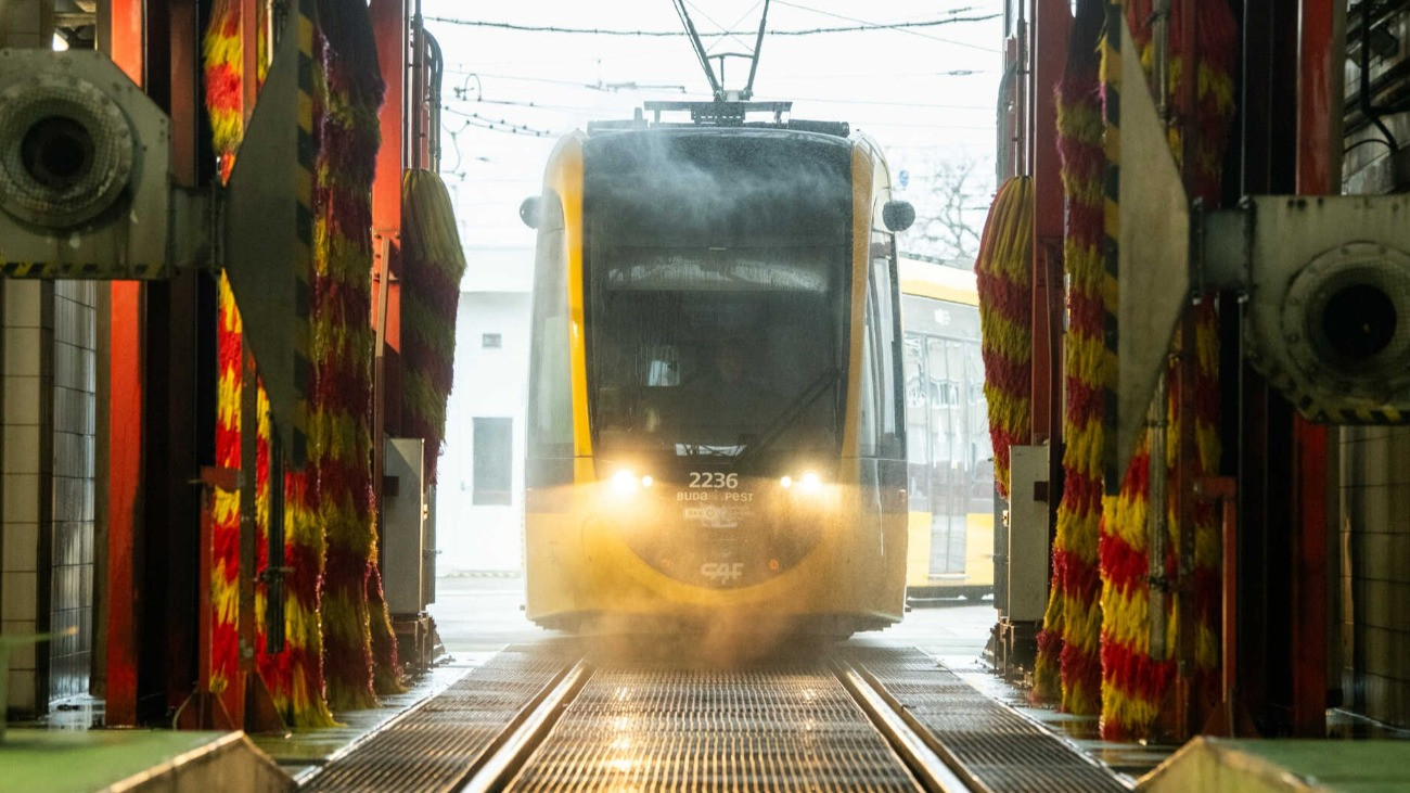 Új CAF villamos Budapesten.