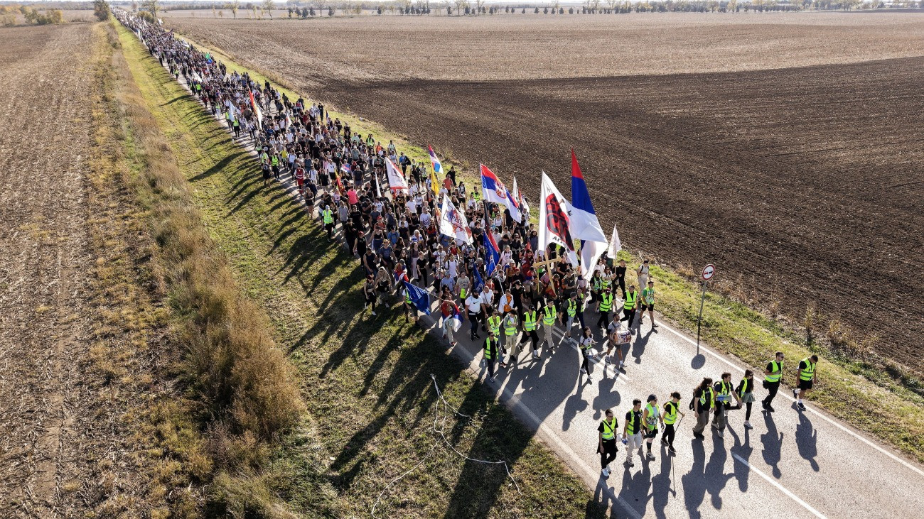 Szerb diákok és támogatóik Belgrádból Újvidékre vonulnak Ingyija térségében 2025. október 31-én, hogy másnap megemlékezzenek az áldozatokról az ottani tömegszerencsétlenség elsõ évfordulóján. Az újvidéki vasútállomás elõtetejének leszakadása miatt 16 ember életét vesztette.