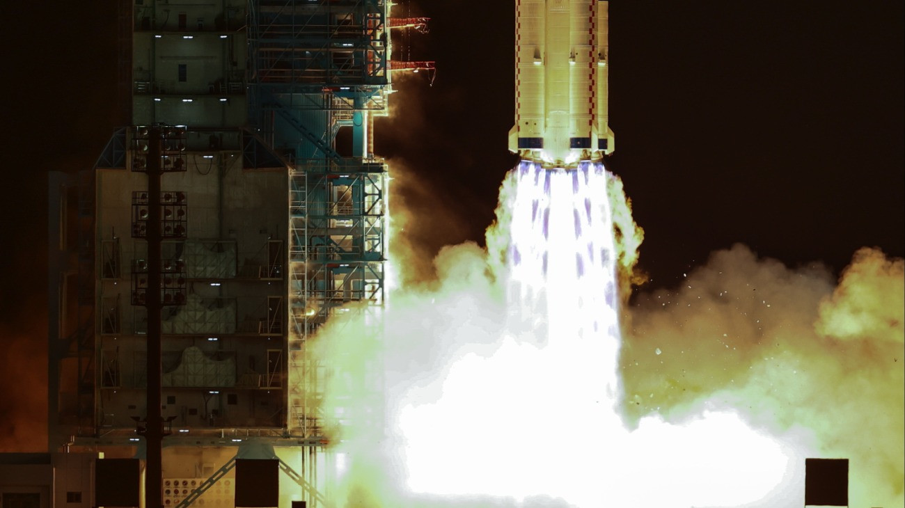 Csang Hung-csang, Csang Lu és Vu Fej kínai ûrhajóssal a fedélzetén felbocsátják a Hosszú Menetelés 2F hordozórakétával összekapcsolt Sencsou-21 kínai ûrhajót az északnyugat-kínai Kanszu tartományban, a Gobi-sivatagban fekvõ Csiucsüani Mûholdindító Központban 2025. október 31-én.