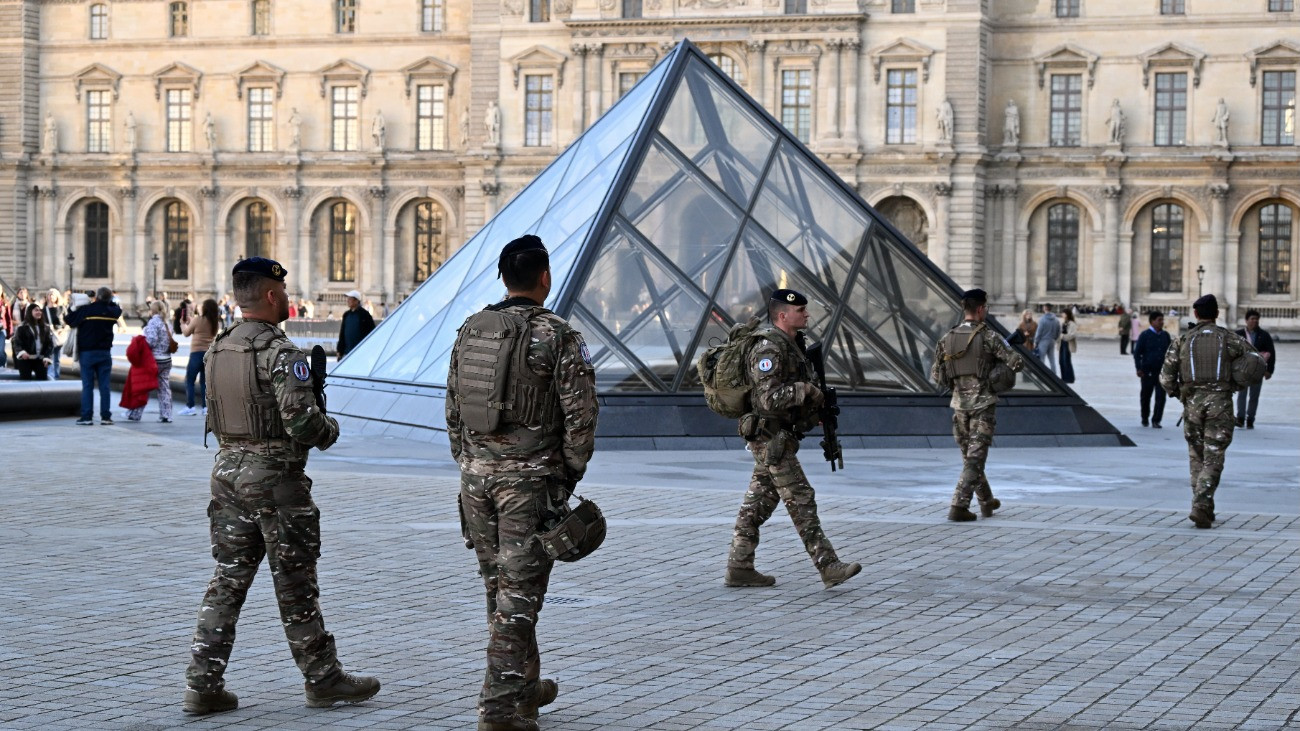 Járõrözõ katonák a párizsi Louvre múzeum udvarán 2025. október 30-án. Október 19-én, fényes nappal nyolc nagyértékû, a XIX. századból származó koronaékszert elloptak a párizsi Louvre-ból. Kilenc gyanúsítottat elfogott a rendõrség.
