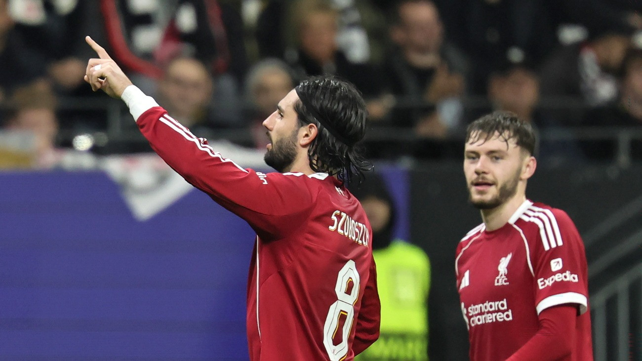 Szoboszlai Dominik, a Liverpool játékosa (b) ünnepli gólját a labdarúgó Bajnokok Ligája alapszakasza harmadik fordulójának Eintracht Frankfurt-Liverpool mérkõzésén Frankfurtban 2025. október 22-én. A Liverpool 5-1-re gyõzött.