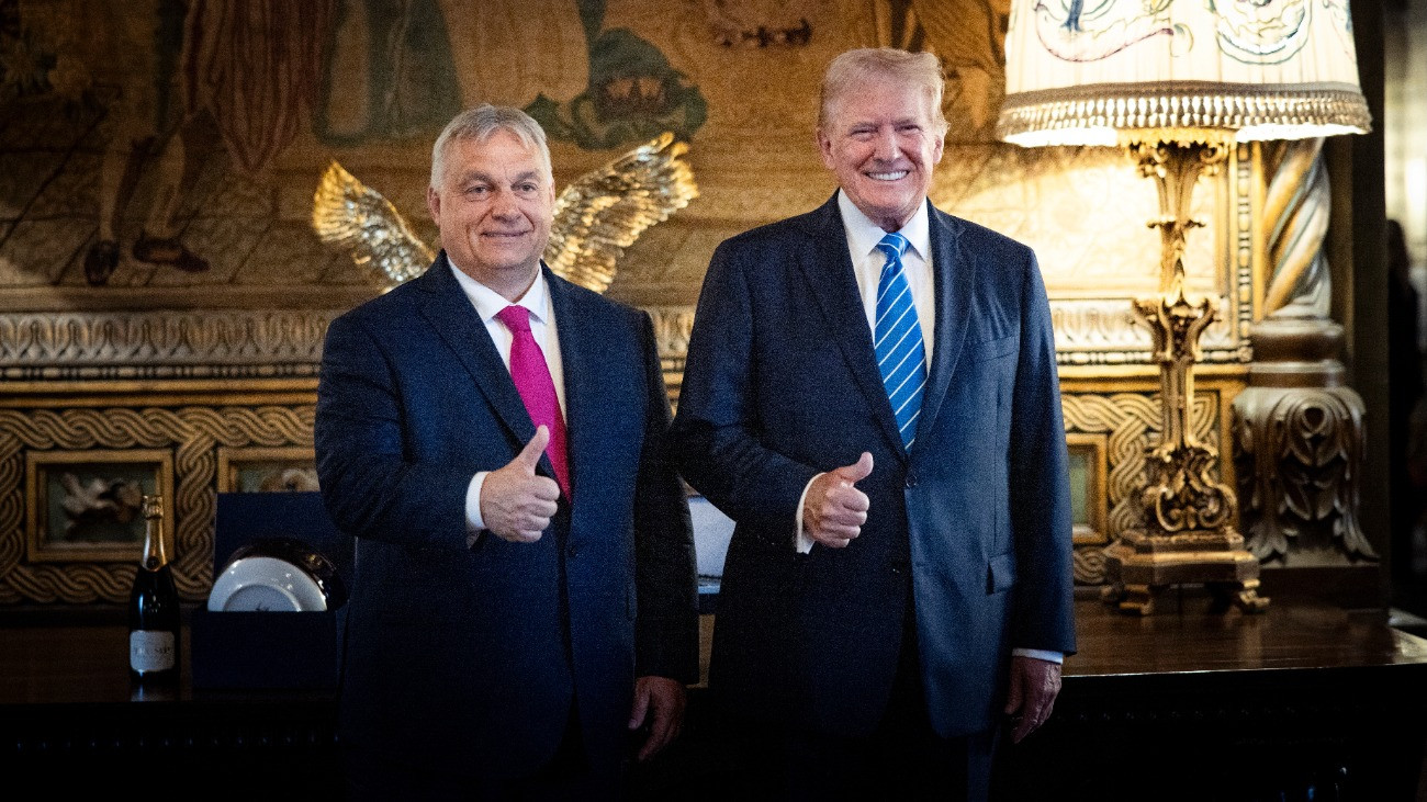 A Miniszterelnöki Sajtóiroda által közreadott képen Orbán Viktor miniszterelnök (b) és Donald Trump találkozója a korábbi amerikai elnök, republikánus elnökjelölt floridai rezidenciáján, Mar-a-Lagóban 2024. július 11-én.