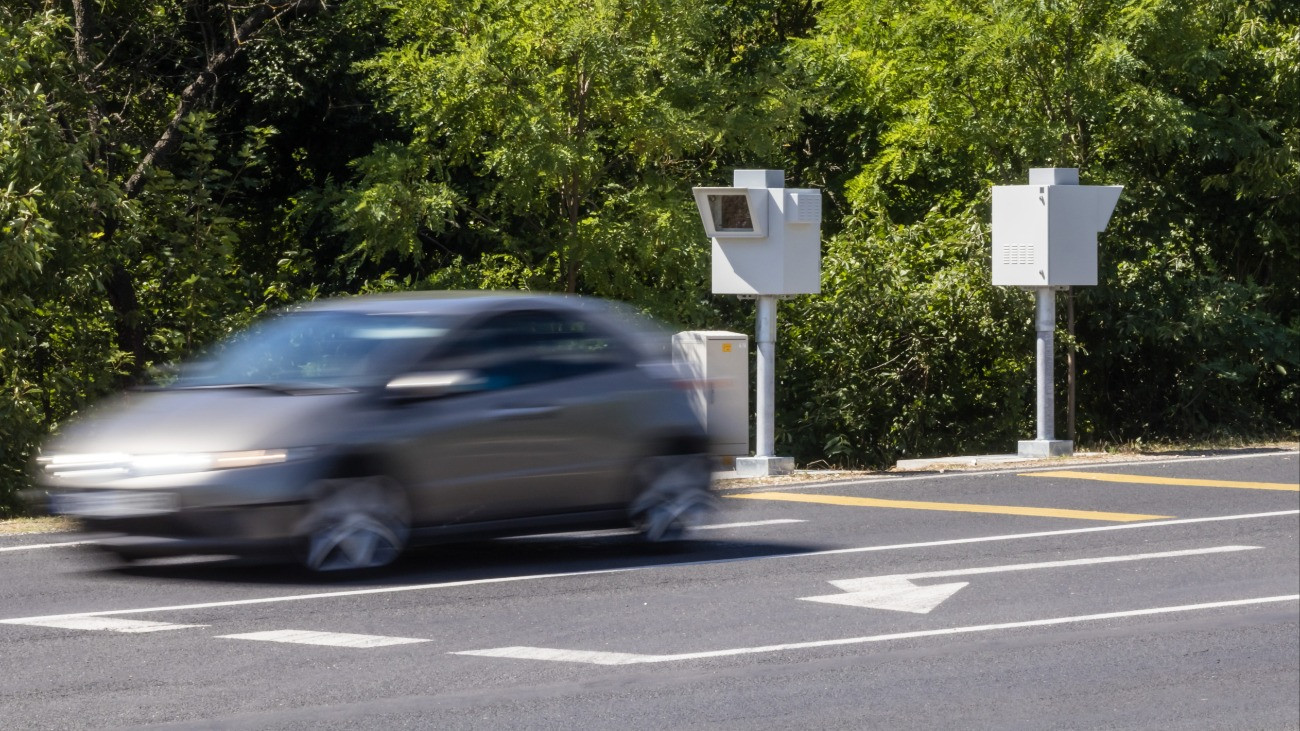 Új sebességmérõ traffiboxok a 71-es út Zánkai Erzsébet-tábor elõtti szakaszán 2024. július 4-én.