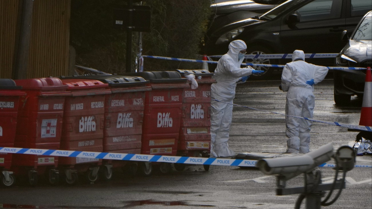 Helyszínelõ rendõrök a Cambridgeshire megyében fekvõ Huntingdon vasútállomása elõtti parkolóban 2025. november 2-án, miután a közelben késes támadás történt egy Londonba tartó vonaton. Tízen megsérültek, közülük kilencen életveszélyesen. A két brit állampolgár támadót õrizetbe vették. A rendõrség nem terrorcselekménynek tekinti a támadást.