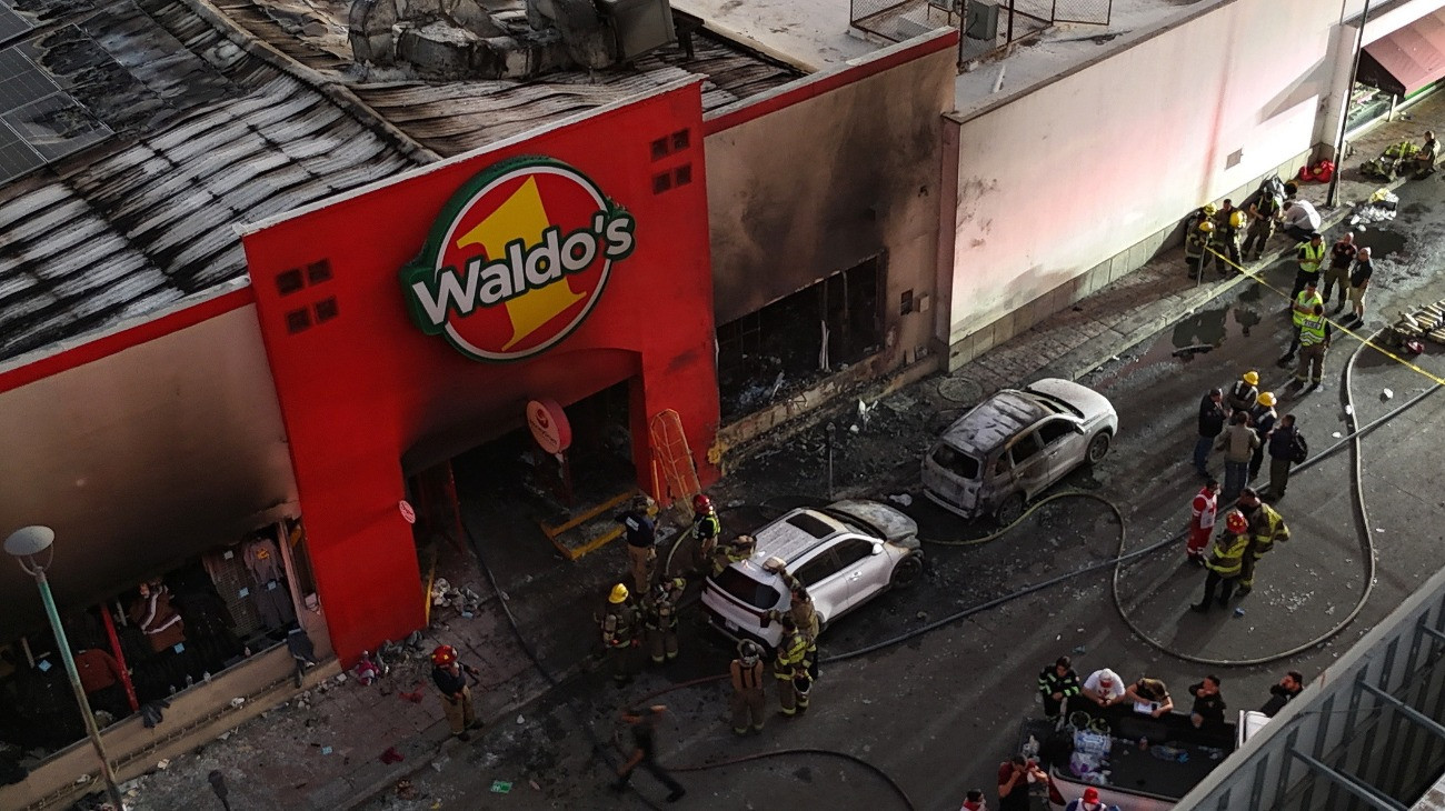 A Waldo diszkontáruház elõtt katasztrófaelhárítók az északnyugat-mexikói Sonora államban fekvõ Hermosillóban 2025. november 1-jén, miután tûz ütött ki az üzletben. Legalább 23 ember életét vesztette, tucatnyian megsérültek.
