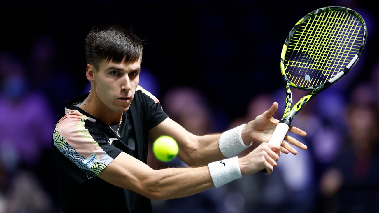 Marozsán Fábián a francia Arthur Rinderknech ellen játszik a párizsi ATP tenisztorna elsõ fordulójában a Párizs melletti Nanterre-ben 2025. október 27-én.