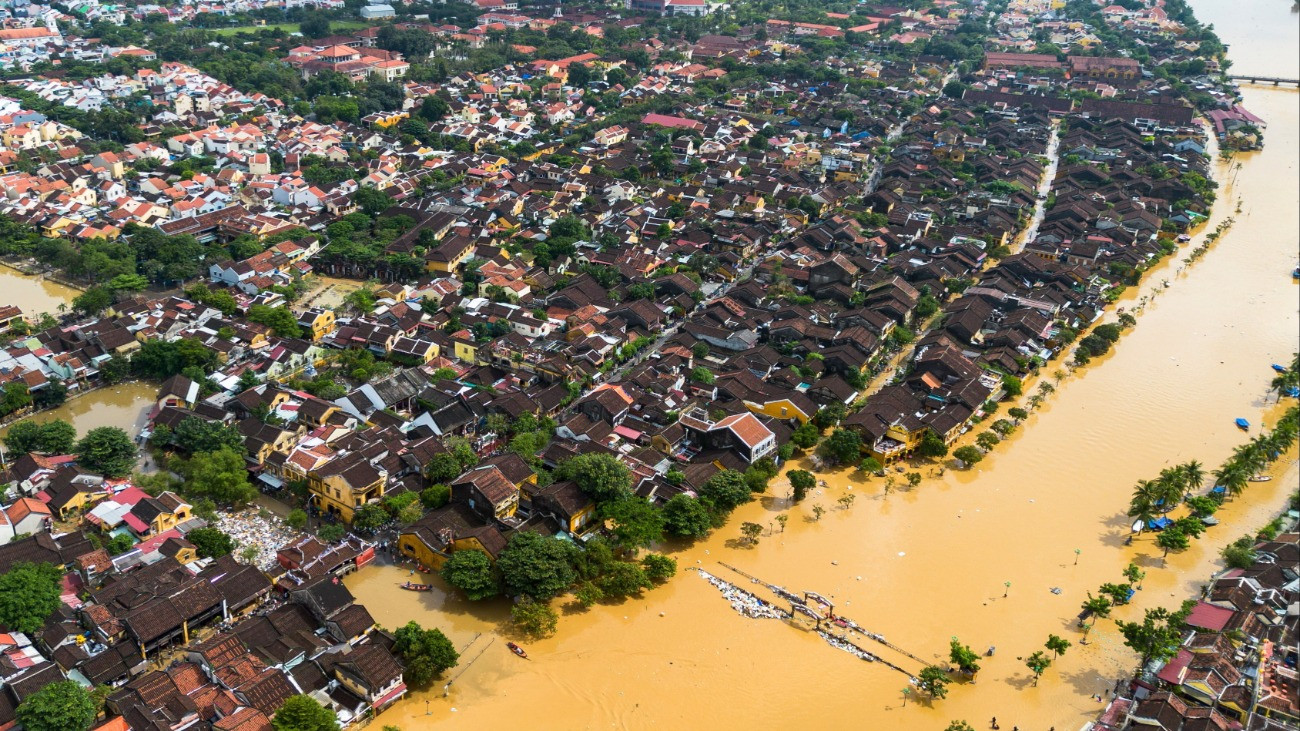 Árvíz a vietnámi Hoi Anban 2025. október 31-én. A Vietnám középső részét sújtó heves esőzések következtében legalább tíz ember életét vesztette, nyolc eltűnt.