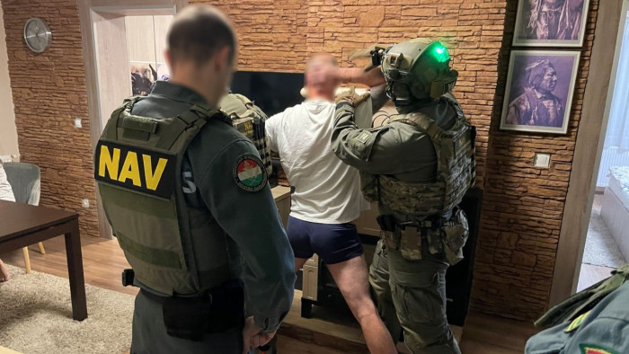 Leszámoltak az autószervizekkel, 22 helyszínen egyszerre csapott le a NAV a számlagyárra