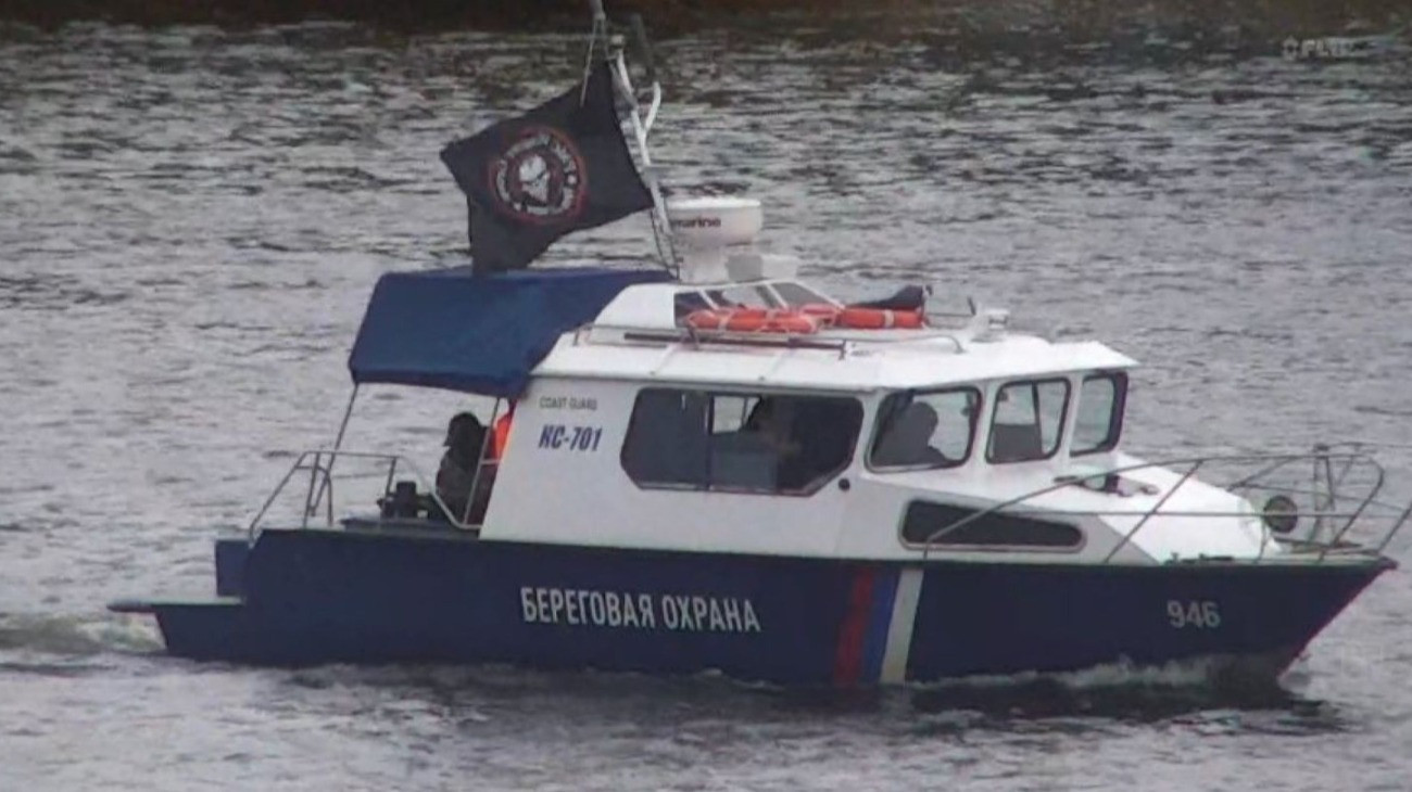 A Wagner csoport zászlaja alatt hajózó orosz őrnaszád a Narva folyón.