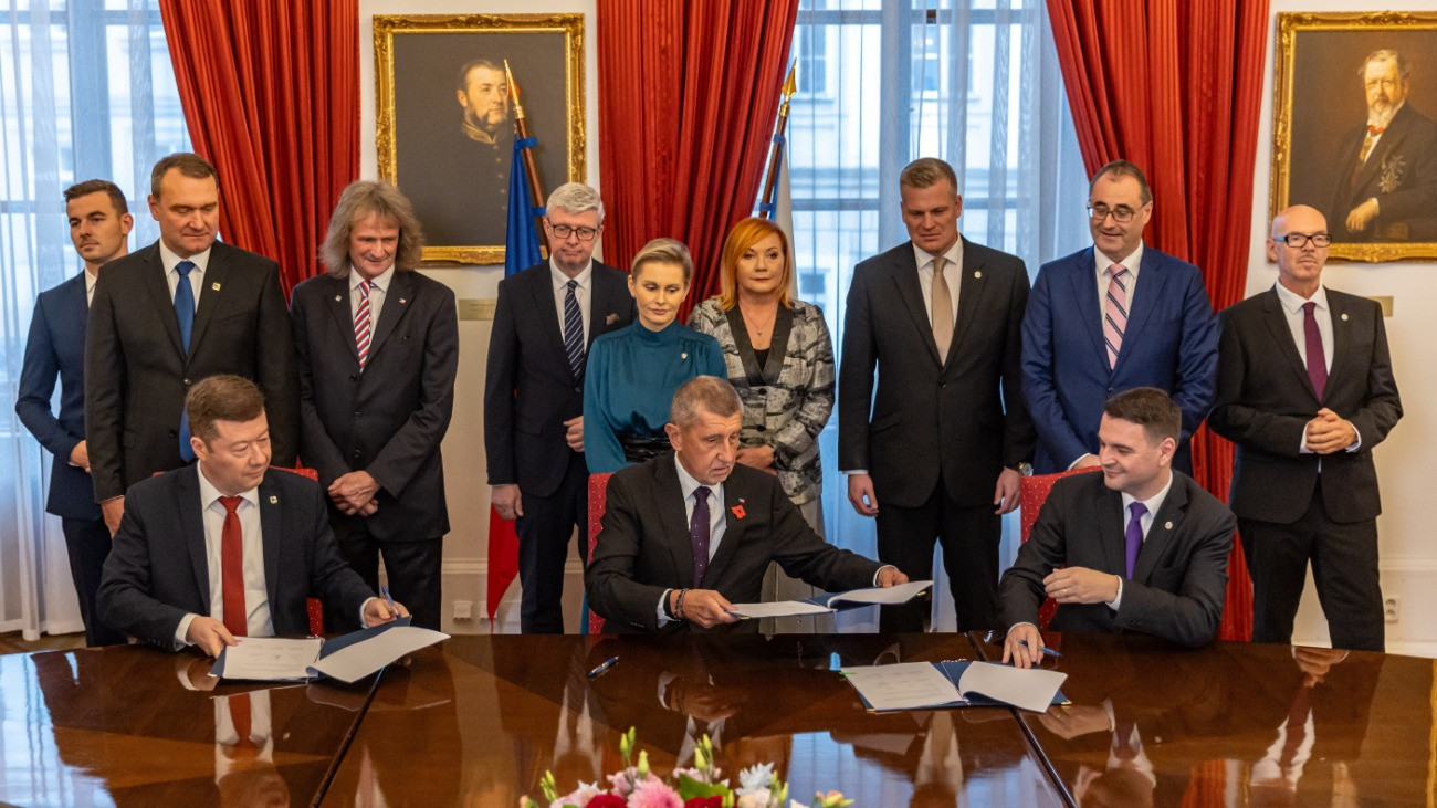 Az új cseh kormány létrehozásáról tárgyaló Tomio Okamura, a Szabadság és Közvetlen Demokrácia (SPD) mozgalom, Andrej Babis, az Elégedetlen Polgárok Akciója (ANO) és Petr Macinka, az Autósok párt vezetõje (elsõ sor, b-j) aláírja a koalíciós szerzõdést Prágában 2025. november 3-án. Az új kabinet 16 tagú lesz, az ANO nyolc, az SPD három, az Autósok pedig négy tárcát fog irányítani.