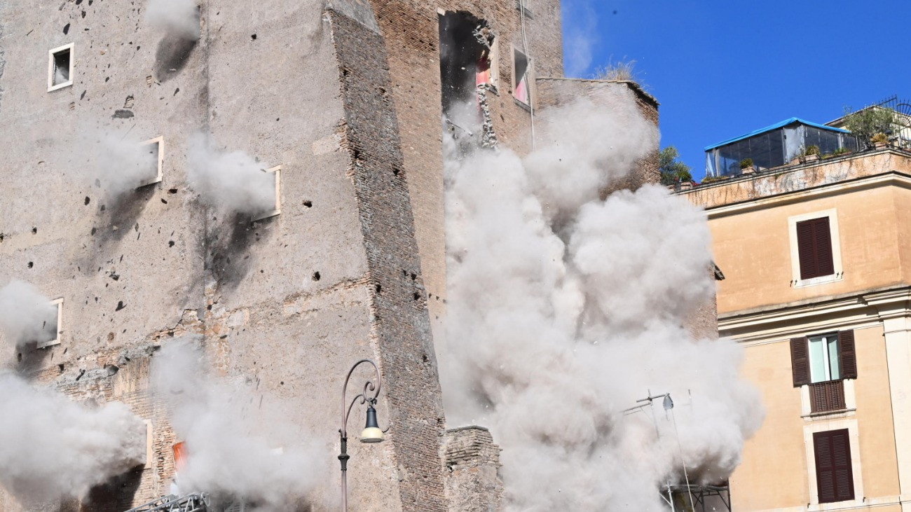 Összeomlik a felújítási munkálatok közben a Forum Romanum mellett álló, 13. században épült Torre dei Conti középkori torony egy része Rómában 2025. november 3-án. A tûzoltók három munkást kimenekítettek, egy ember súlyosan megsérült. A mentési munkálatok közben a torony egy másik része is leomlott.
