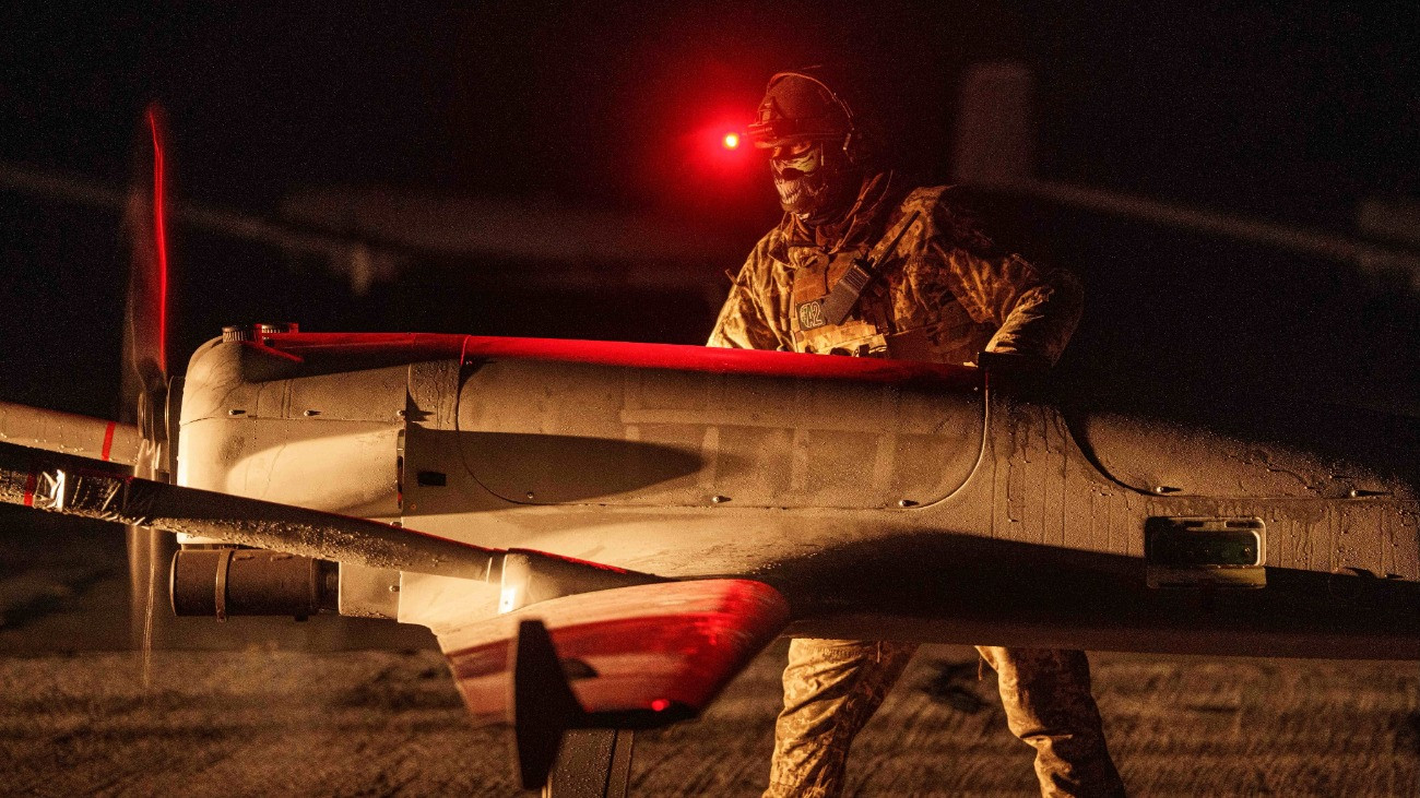 Az ukrán hadsereg 14. ember nélküli légi rendszerek önálló ezredének katonája nagy hatótávolságú An-196 Ljutyij drónt készít elõ bevetésre egy nem megnevezett ukrajnai területen 2025. október 14-én, az Ukrajna elleni orosz háború alatt.