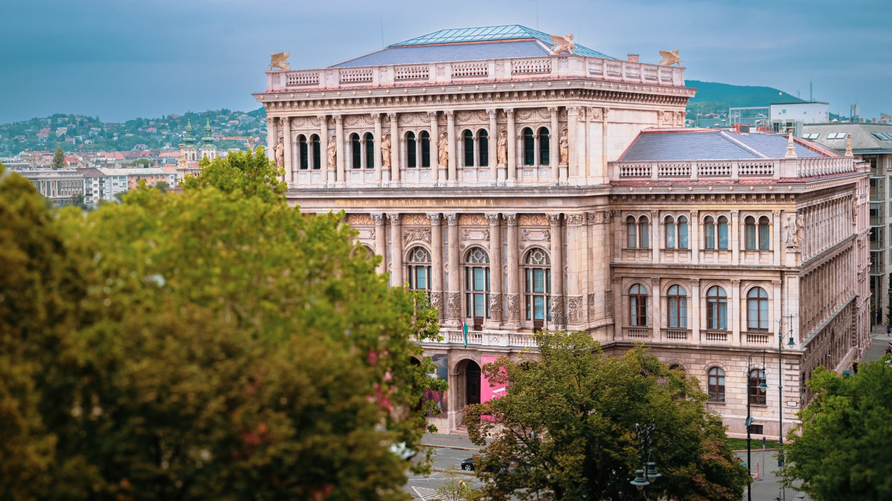 A Magyar Tudományos Akadémia székháza; a Lánchíd pesti hídfőjénél, a Széchenyi téren álló épület a 19. század óta a tudomány otthona.  Forrás: mta.hu/Szigeti Tamás