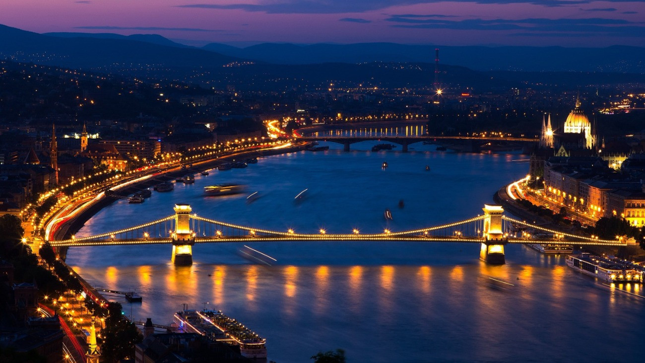 Budapest látképe alkonyatkor: Duna, hidak, esti fények.