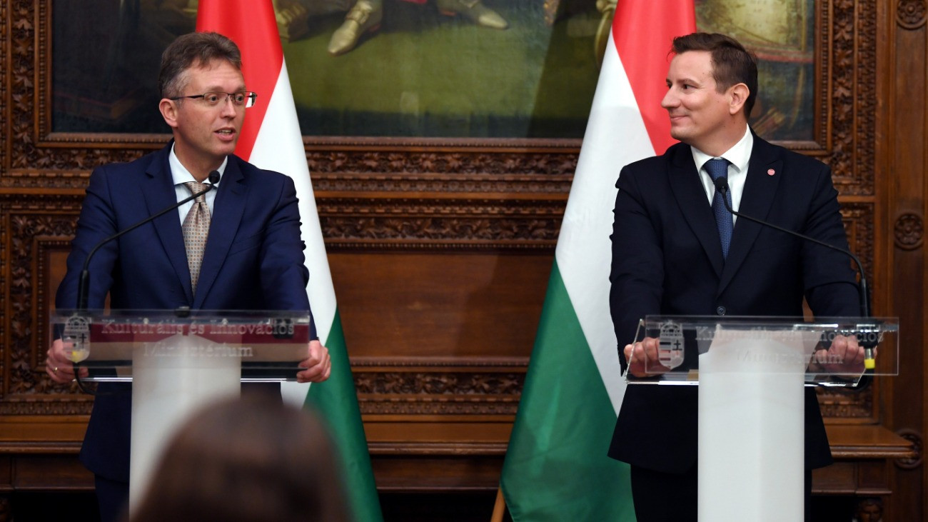 Hankó Balázs kulturális és innovációs miniszter (b) és Zsigmond Gábor, a Magyar Nemzeti Múzeum fõigazgatója a Magyar Nemzeti Múzeum Közgyûjteményi Központ (MNMKK) új elnökének sajtótájékoztatója a Nemzeti Múzeumban 2025. november 3-án.