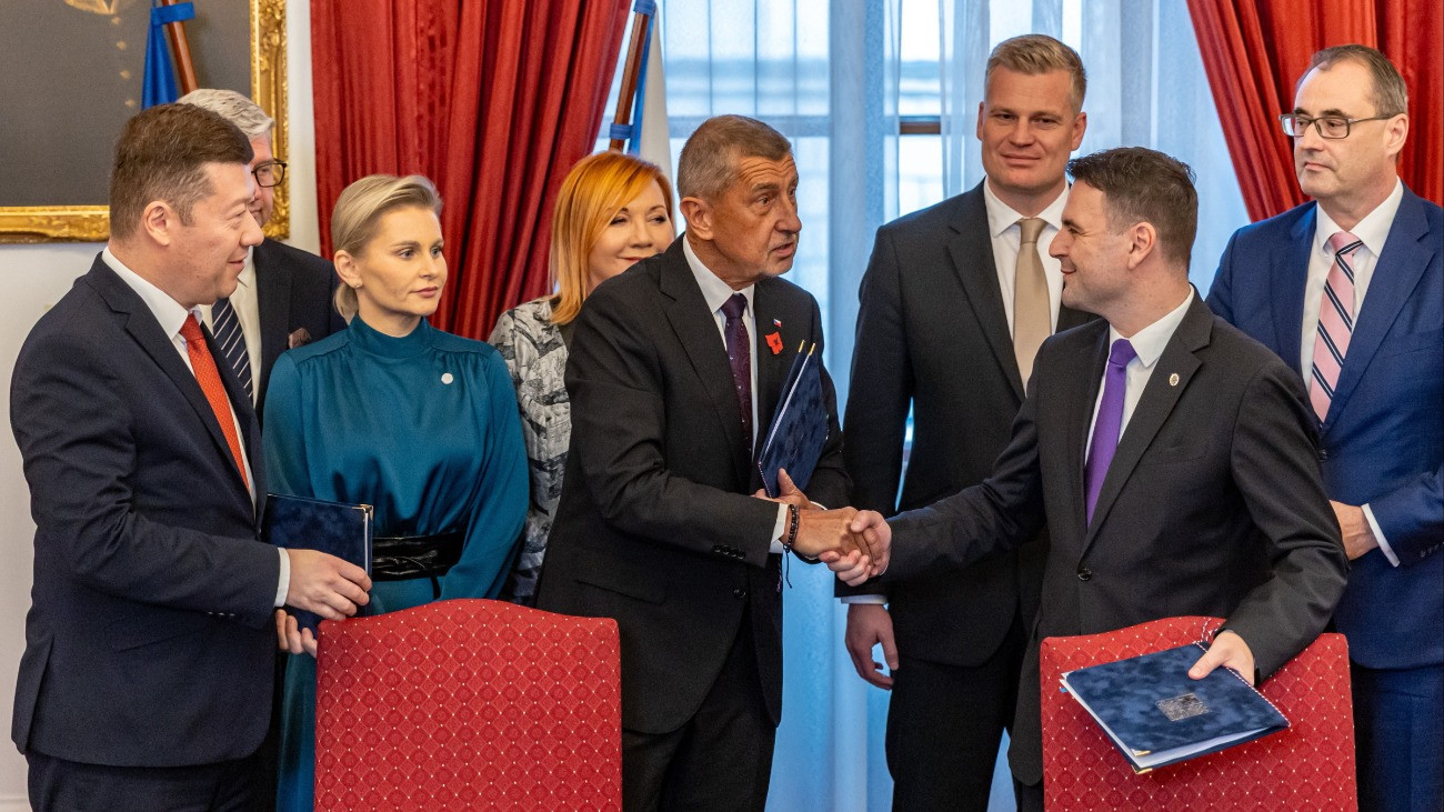Az új cseh kormány létrehozásáról tárgyaló Tomio Okamura, a Szabadság és Közvetlen Demokrácia (SPD) mozgalom, Andrej Babis, az Elégedetlen Polgárok Akciója (ANO) és Petr Macinka, az Autósok párt vezetõje (elsõ sor, b-j) kezet fog, miután aláírták a koalíciós szerzõdést Prágában 2025. november 3-án. Az új kabinet 16 tagú lesz, az ANO nyolc, az SPD három, az Autósok pedig négy tárcát fog irányítani.