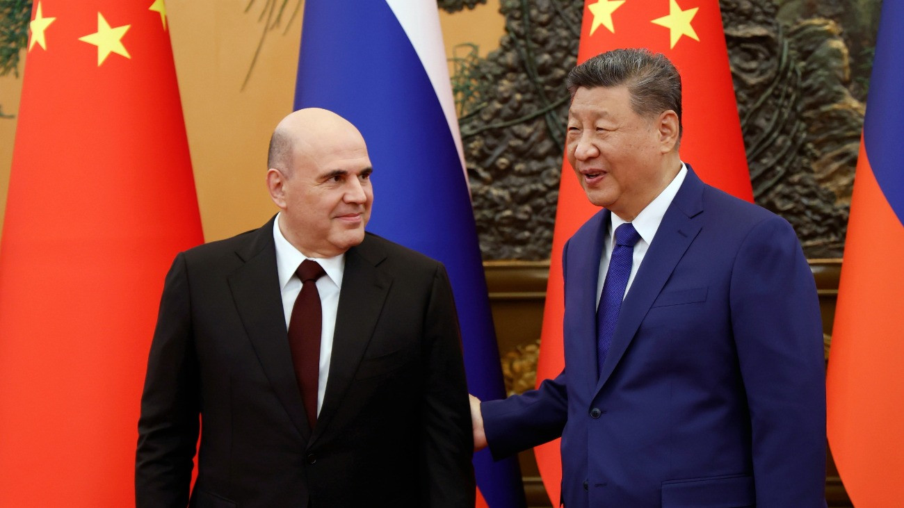 Hszi Csin-ping kínai elnök (j) Mihail Misusztyin orosz miniszterelnököt fogadja a pekingi Nagy Népi Csarnokban 2025. november 4-én.