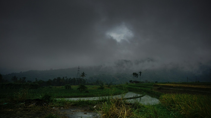 Az emberek a háztetőkről kiabáltak segítségért, az evakuációs központokat is ellepte a víz a Fülöp-szigeteken – videók