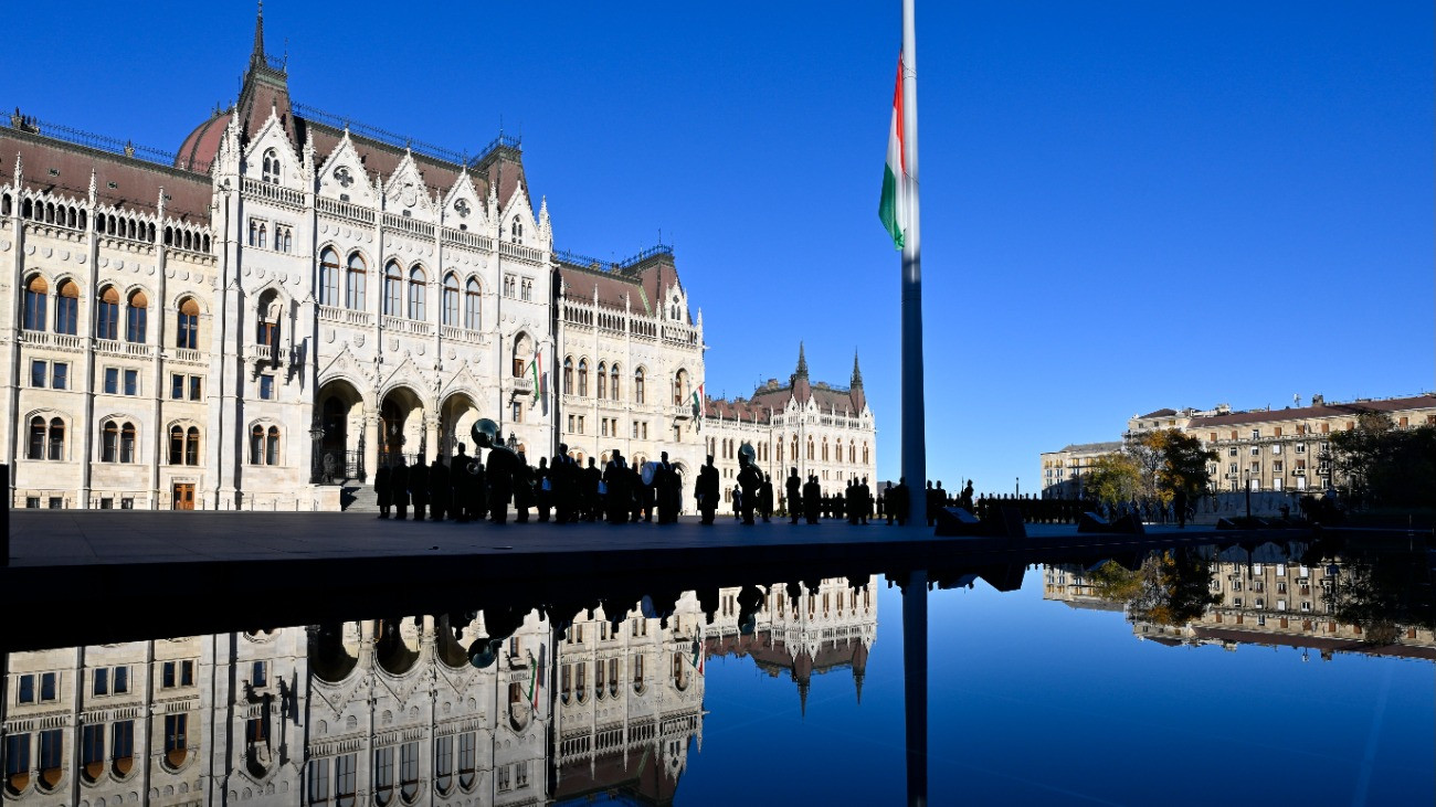 Félárbócon a nemzeti lobogó az Országház elõtti Kossuth Lajos téren az 1956-os forradalom és szabadságharc leverésének 69. évfordulóján, a nemzeti gyásznapon, 2025. november 4-én.