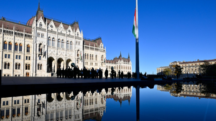 Felvonták, majd félárbócra engedték a nemzeti lobogót az Országház előtt