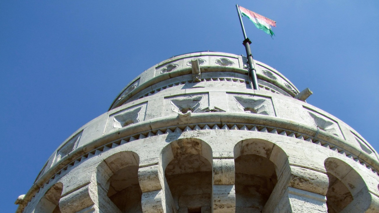 Szél lengeti a nemzeti lobogót a János-hegyen álló Erzsébet-kilátón.