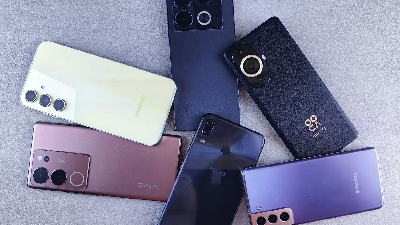 Több különböző mobiltelefon hátlapja és kameraszigete.