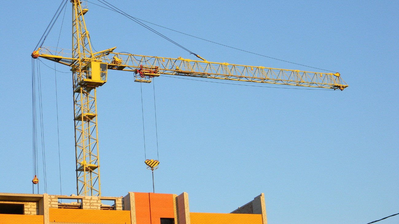 Daru dolgozik egy többlakásos ház építkezésén.