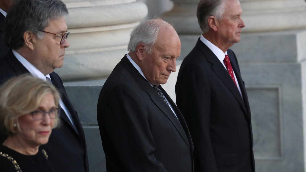 Dick Cheney (j2) és Dan Quayle (j) korábbi amerikai alelnökök George H. W. Bush egykori amerikai elnök ravatalánál a washingtoni kongresszus kupolatermében 2018. december 3-án. George H. W. Bush, aki az Egyesült Államok 41. elnöke volt 1989-tõl 1993-ig, 2018. november 30-án, 94 éves korában hunyt el texasi otthonában.