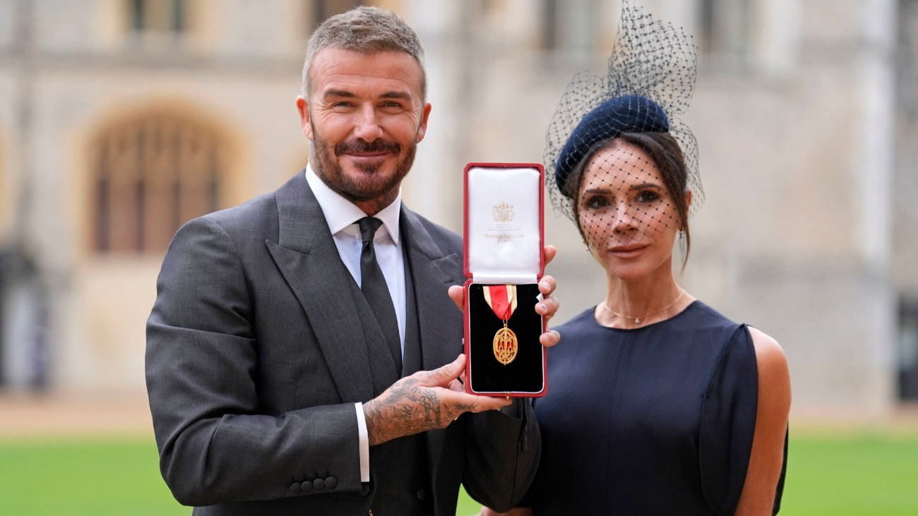 Windsor, 2025. november 4.David Beckham korábbi angol válogatott labdarúgó a feleségével, Victoriával, miután III. Károly brit király a Brit Birodalom Érdemrendjének lovagrenden kívüli lovag címével tüntette ki a windsori kastélyban 2025. november 4-én.