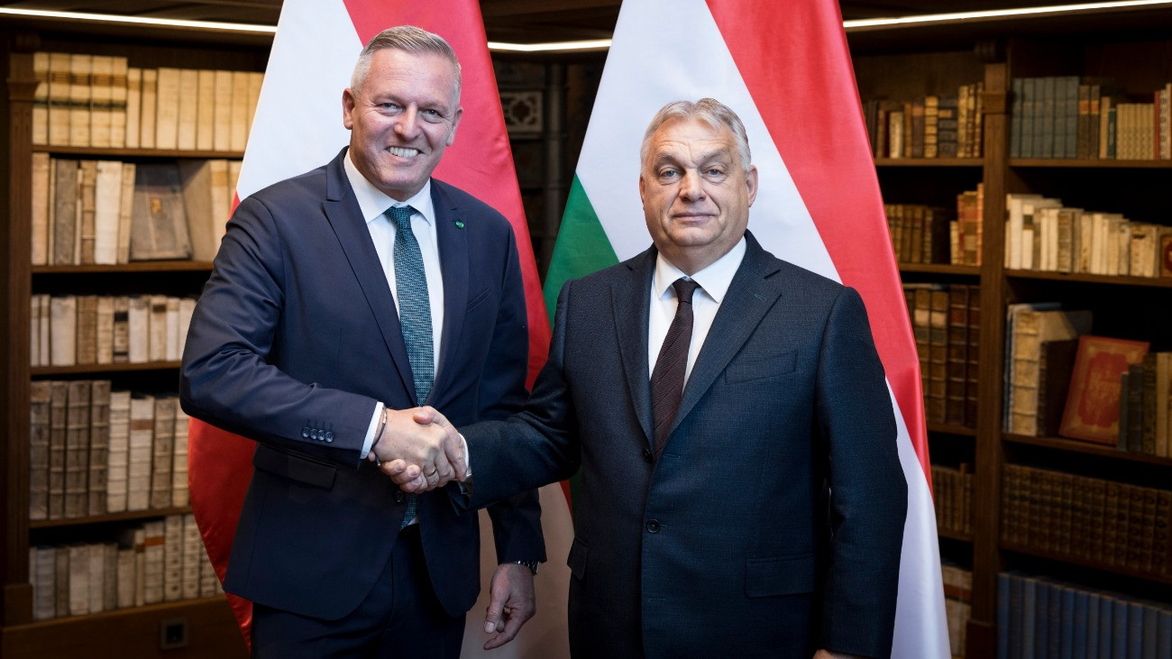 A Miniszterelnöki Kommunikációs Fõosztály által közzétett képen Orbán Viktor miniszterelnök (j) fogadja Mario Kunaseket, az ausztriai Stájerország tartományfõnökét, az FPÖ szövetségi alelnökét a Karmelita kolostorban 2025. november 4-én.