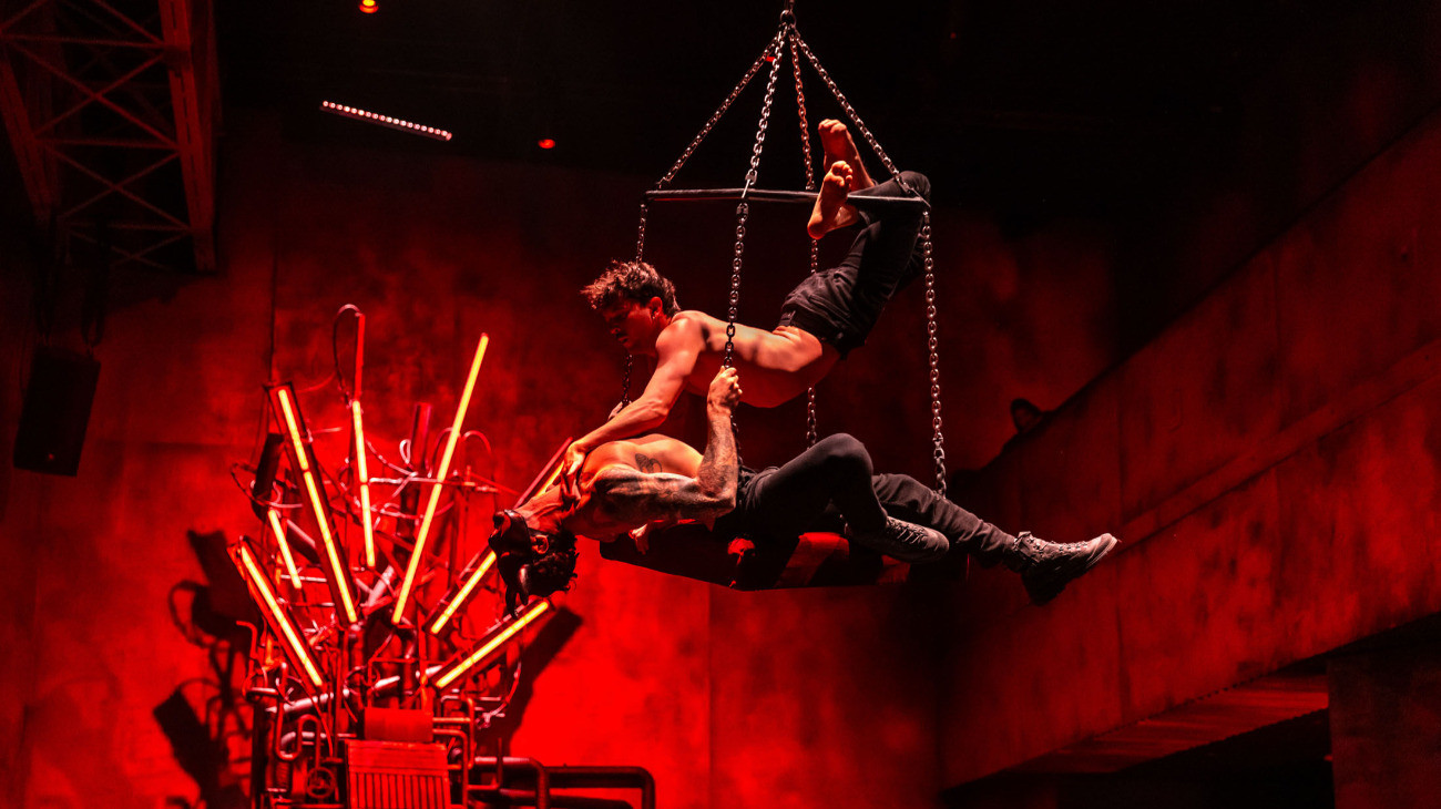 A Recirquel Társulat Walk my world című immerzív színházi produkciója