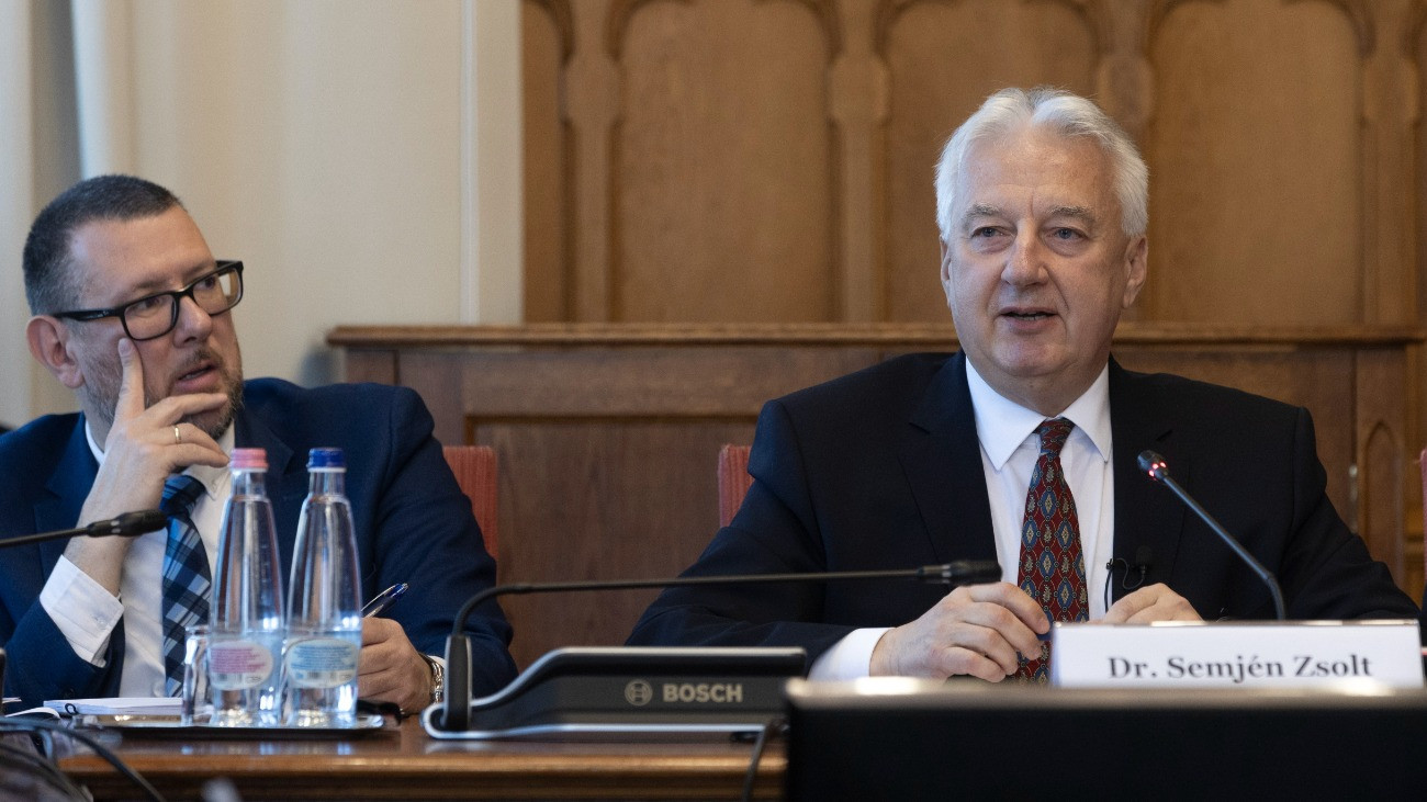 Semjén Zsolt nemzetpolitikáért felelõs miniszterelnök-helyettes (j) éves meghallgatásán az Országgyûlés igazságügyi bizottságának ülésén az Országház Nagy Imre termében 2025. november 4-én. Mellette Fürjes Zoltán, a Miniszterlnökség egyházi és nemzetiségi kapcsolatokért felelõs helyettes államtitkára.