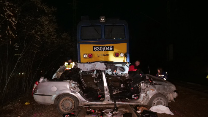 Szívszorító fotók a Szentmártonkátán történt vasúti balesetről