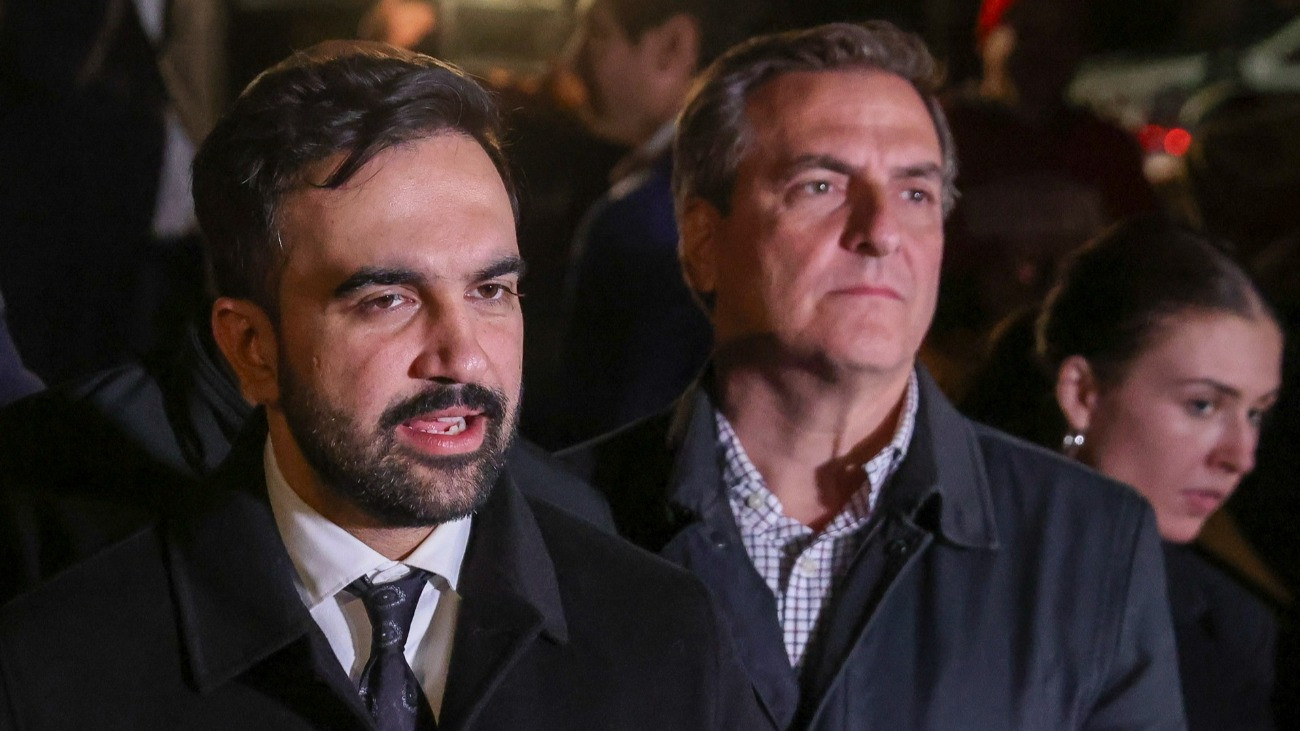 Zohran Mamdani, az amerikai Demokrata Párt New York-i polgármester-jelöltje kampányol New Yorkban 2025. november 3-án, a voksolás előestéjén.