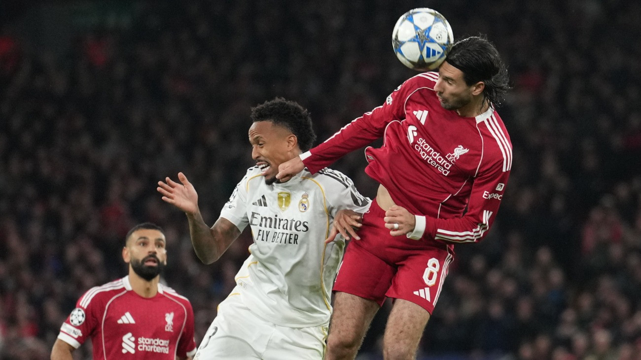 Szoboszlai Dominik, a Liverpool (j) és Eder Militao, a Real Madrid játékosa a labdarúgó Bajnokok Ligája alapszakasza negyedik fordulójának Liverpool - Real Madrid mérkõzésén Liverpoolban 2025. november 4-én.