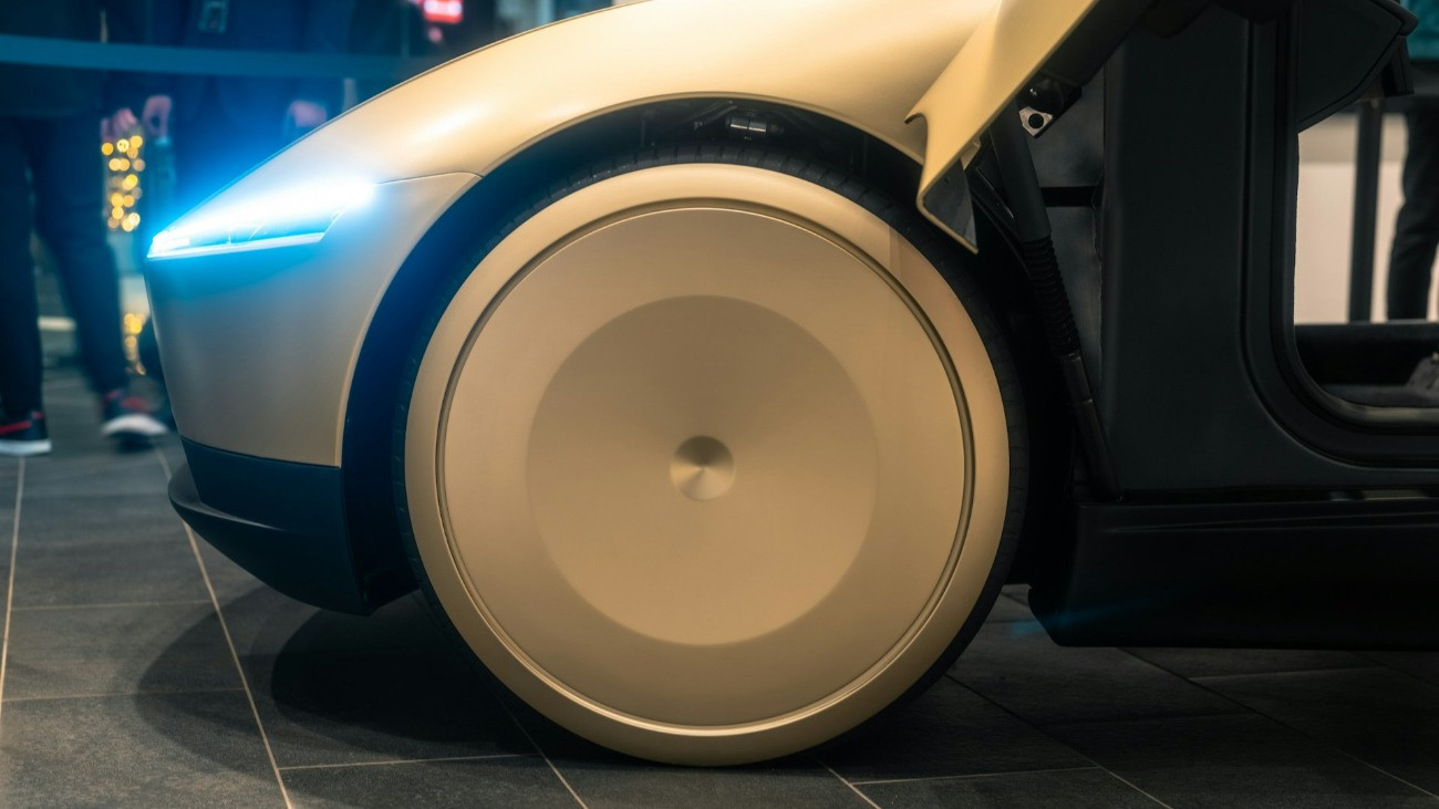 Egy Tesla Robotaxi bal első kereke és fényszórója.