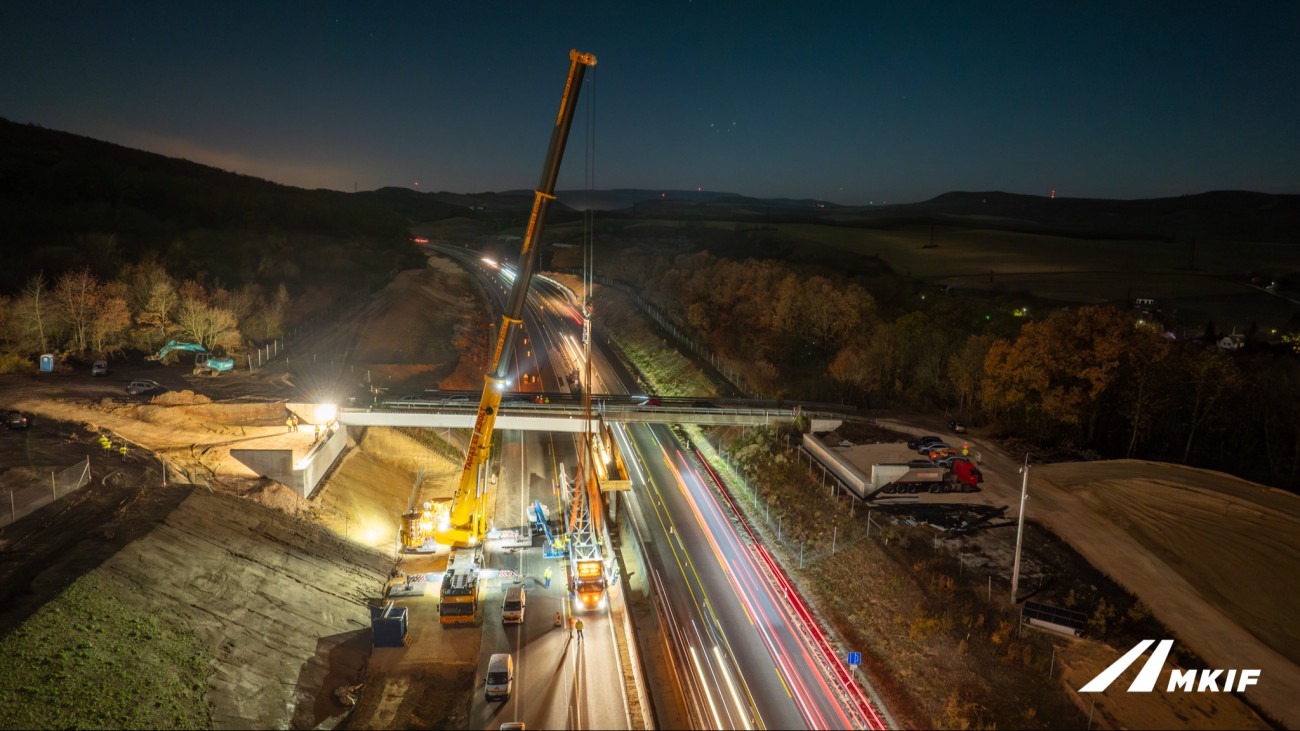 A felújítás alatt lévő M1-es autópálya egyik hídelemének éjszakai beemelése.