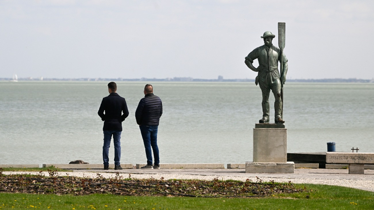 Sétálók a Balaton partján, Balatonfüreden 2025. április 10-én.