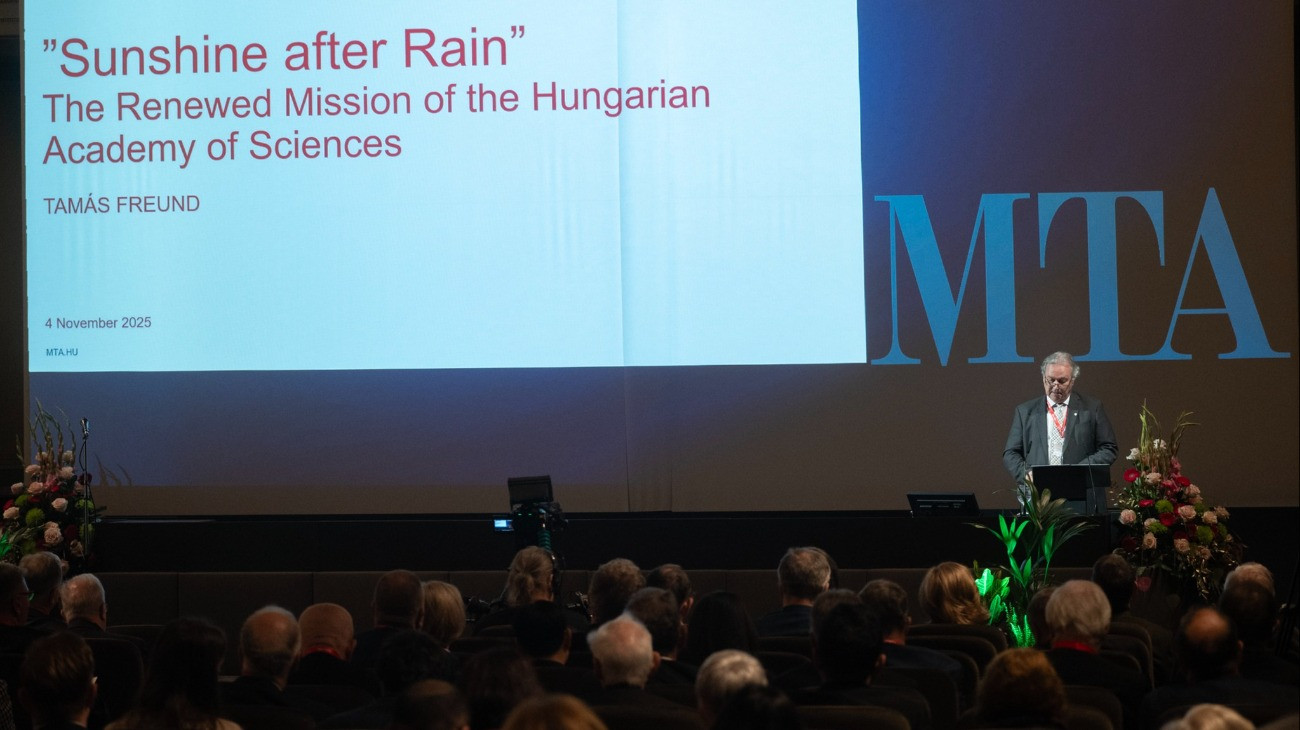 Freund Tamás MTA-elnök beszédet mond a Magyar Tudományos Akadémia bicentenáriumi konferenciáján.