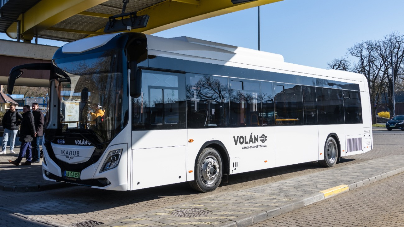 A tisztán elektromos meghajtású Ikarus 120e típusú autóbusz az átadásán a keszthelyi autóbuszállomáson 2025. március 20-án. A HUMDA Magyar Mobilitás-fejlesztési Ügynökség Zrt. zöld busz programjának támogatásával hat városban összesen 20 új elektromos buszt állít forgalomba idén a MÁV-csoport.