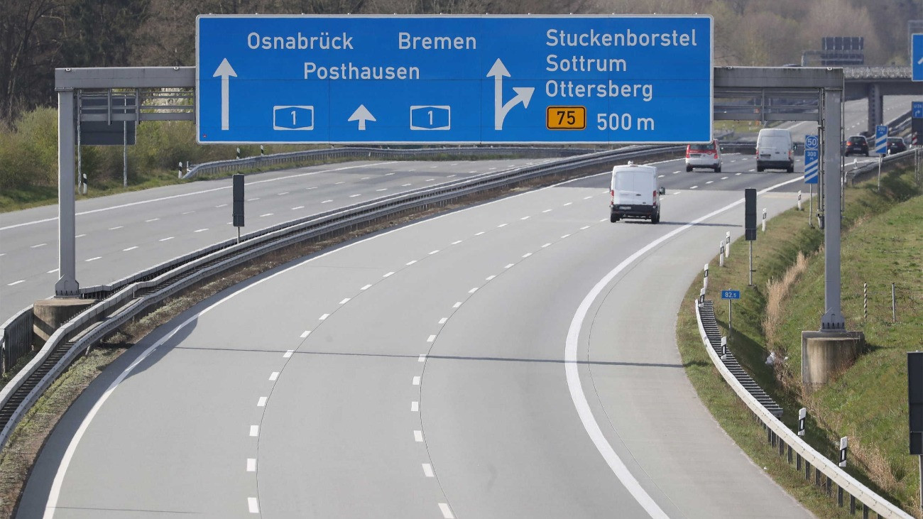 A koronavírus-járvány idején, 2020. április 10-én, nagypénteken (alul), illetve a 2019-es nagypénteken (felül) készített képek az A1-es autópálya forgalmáról az észak-németországi Sottrum térségében.