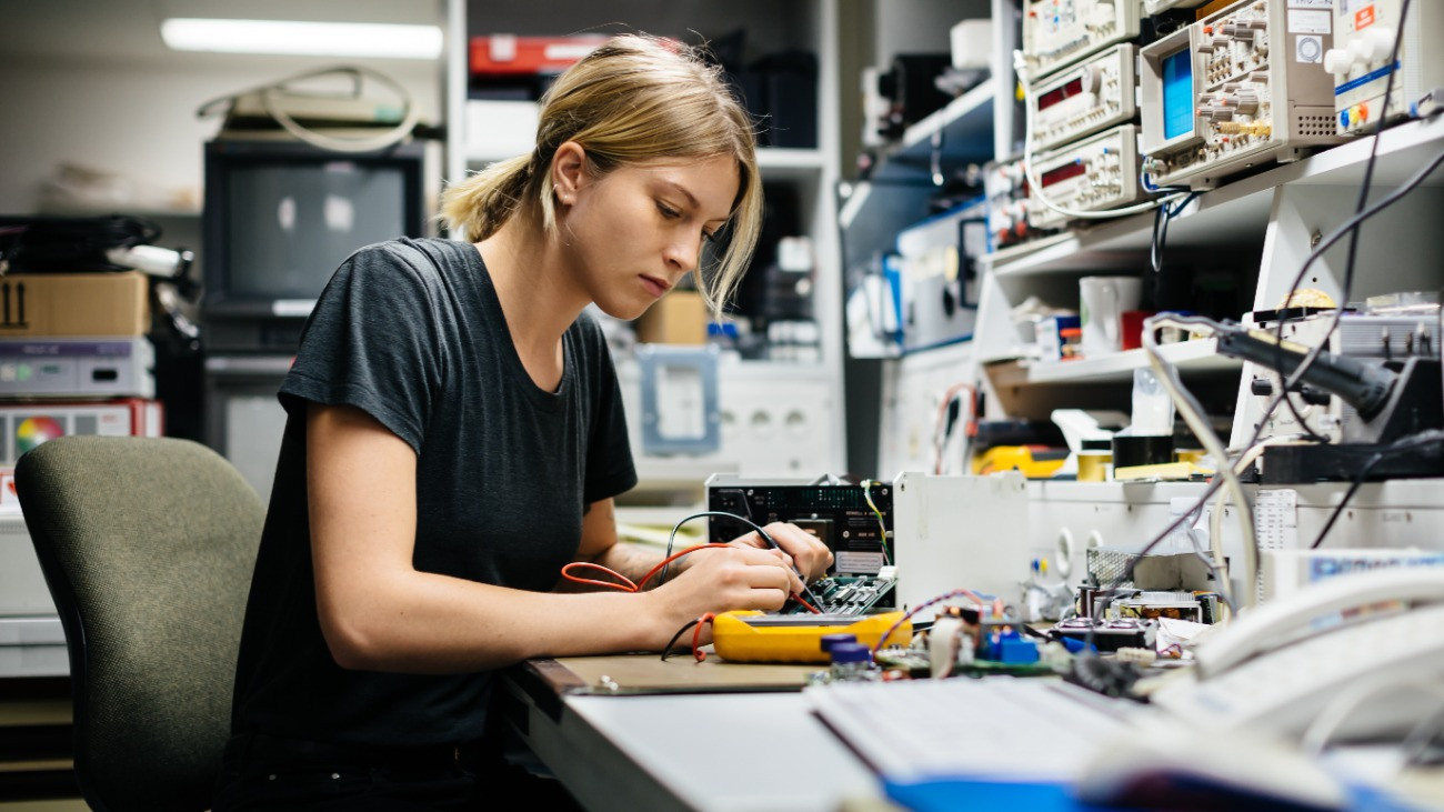 Pislákol a fény a magyar iparban